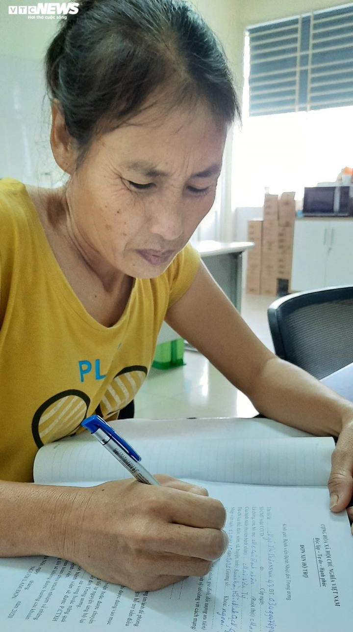 Không có tiền chữa bệnh, người phụ nữ ngậm ngùi xin bác sĩ cho con về nhà - 2