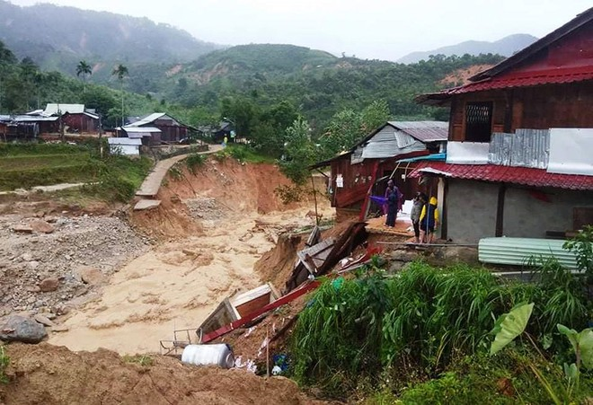 Bão số 9 đánh chìm tàu biển, sạt lở núi kinh hoàng, cuốn gần 100.000 mái nhà - 1