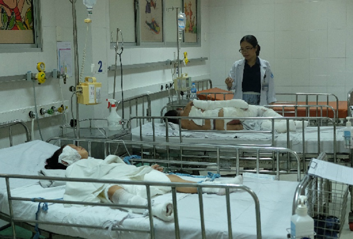 Sức khoẻ 2 chị em nghi bị bố phóng hoả đốt ở TP.HCM giờ ra sao? - 1