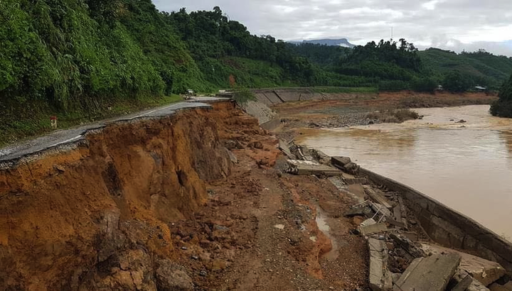 Bão số 9 khiến đèo Lò Xo sạt lở, ùn tắc giao thông kéo dài - 1