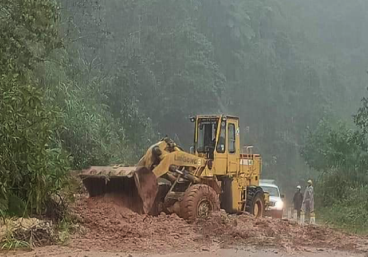 Bão số 9 khiến đèo Lò Xo sạt lở, ùn tắc giao thông kéo dài - 2