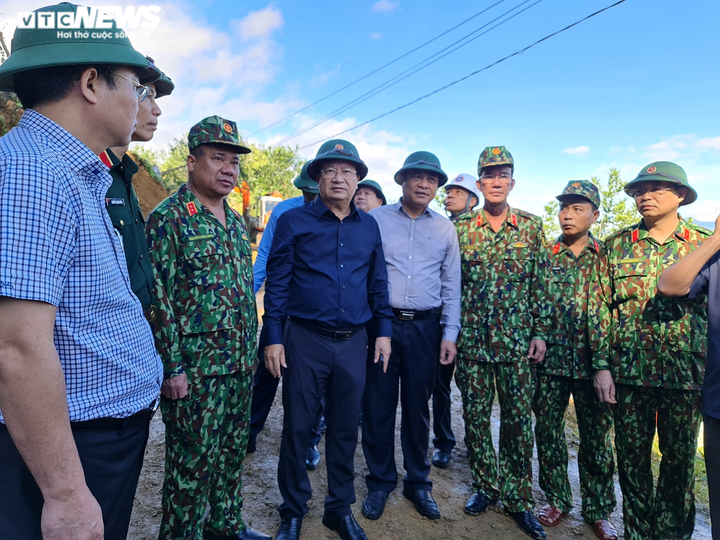 Phó Thủ tướng Chính phủ: Tìm kiếm cứu nạn nhưng phải đảm bảo an toàn - 1