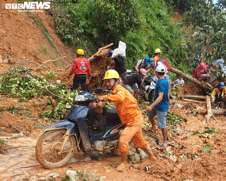 Đau thương bao trùm ngôi làng bị sạt lở núi chôn vùi trong nháy mắt - 1