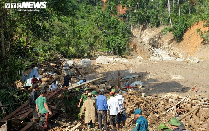 Đau thương bao trùm ngôi làng bị sạt lở núi chôn vùi trong nháy mắt - 2