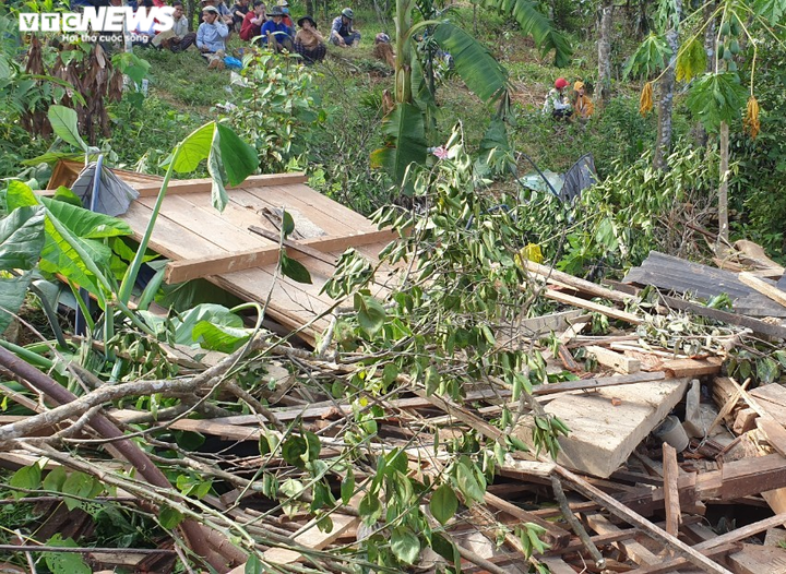 Ảnh: Tan hoang cảnh sạt lở vùi lấp 11 ngôi nhà khiến 19 người chết và mất tích - 5