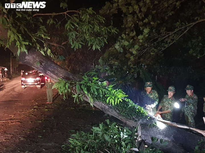 Ảnh: Gian nan con đường tiếp cận khu vực sạt lở vùi lấp 43 người ở Quảng Nam - 3