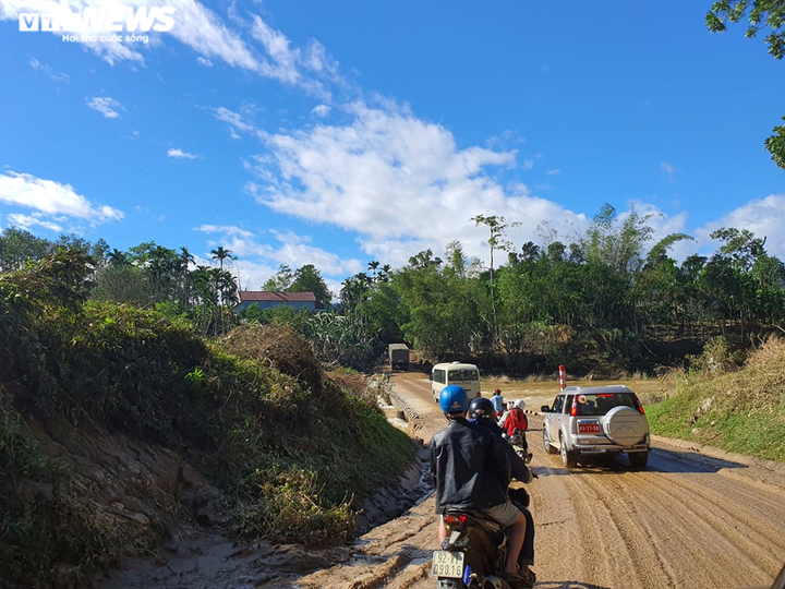 Ảnh: Gian nan con đường tiếp cận khu vực sạt lở vùi lấp 43 người ở Quảng Nam - 4