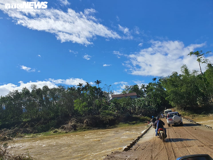 Trực thăng khó tiếp cận hiện trường vụ sạt lở đất vùi lấp 43 người ở Quảng Nam - 3