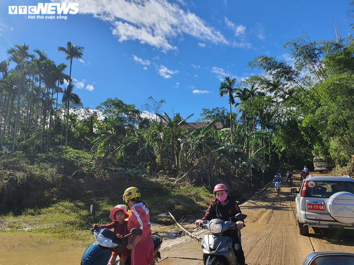 Ảnh: Gian nan con đường tiếp cận khu vực sạt lở vùi lấp 43 người ở Quảng Nam - 7