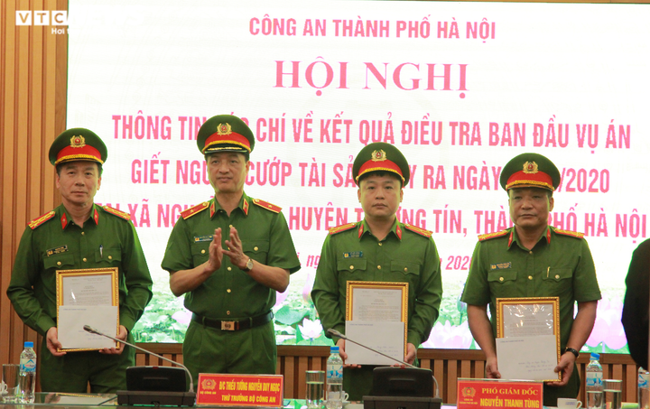 400 người đi dọc sông Nhuệ gỡ từng bao tải tìm nữ sinh 18 tuổi bị sát hại - 4