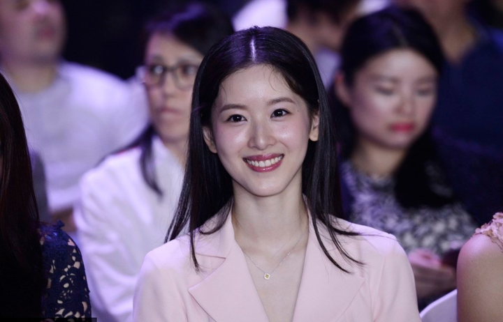 Thành tích học tập đáng nể của nữ tỷ phú trẻ nhất Trung Quốc - 12