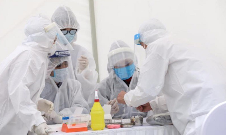 Người xuất cảnh ở Việt Nam phải trả bao nhiêu tiền để xét nghiệm COVID-19? - 1