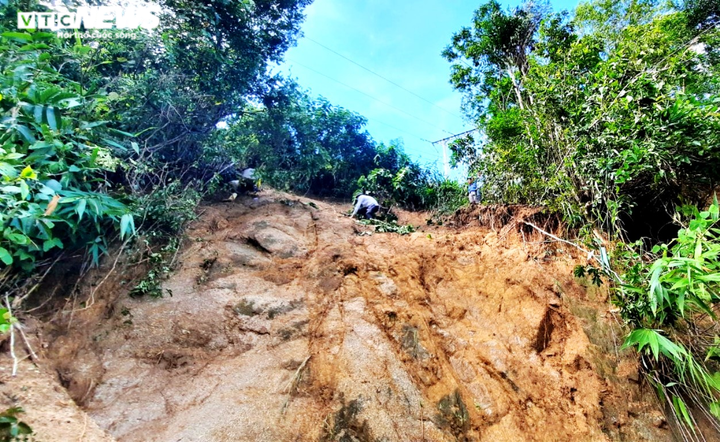 Rợn người đường vào hiện trường sạt lở vùi lấp 11 người ở Phước Lộc, Quảng Nam - 7