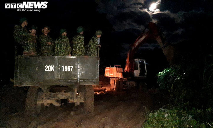 Rợn người đường vào hiện trường sạt lở vùi lấp 11 người ở Phước Lộc, Quảng Nam - 1