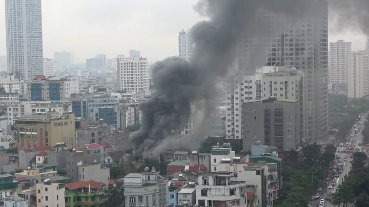 Quán lẩu bốc cháy dữ dội, nhiều người hoảng sợ bỏ chạy - 1