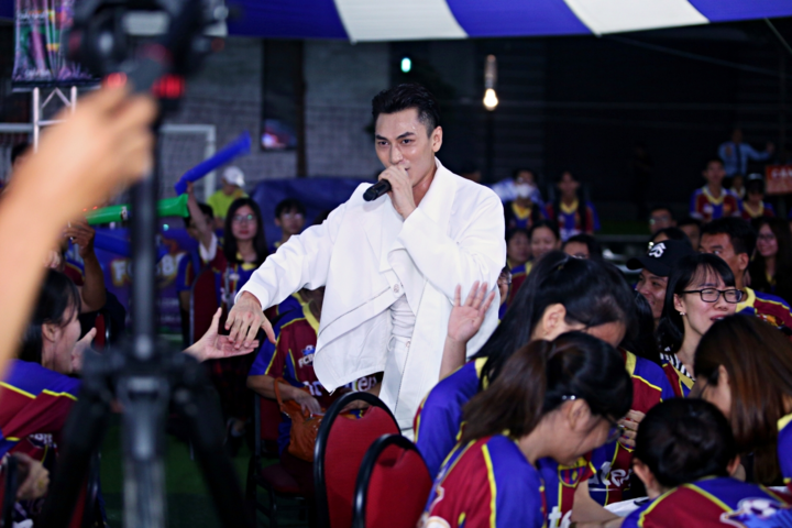 Thuỷ Tiên sát cánh cùng ông xã làm ‘fan cứng’ của FCB88 - 5