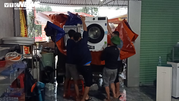 Ảnh: Người Hà Tĩnh tất bật dắt trâu bò chạy lũ - 7