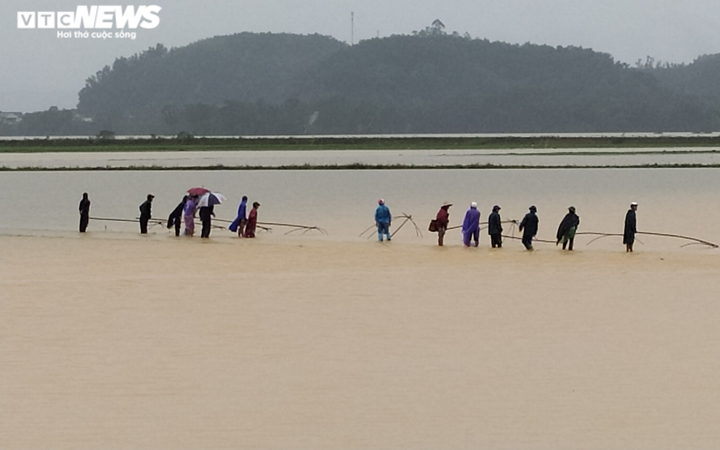 Bé trai 13 tuổi bị nước lũ cuốn trôi khi đi câu cá với bố - 1