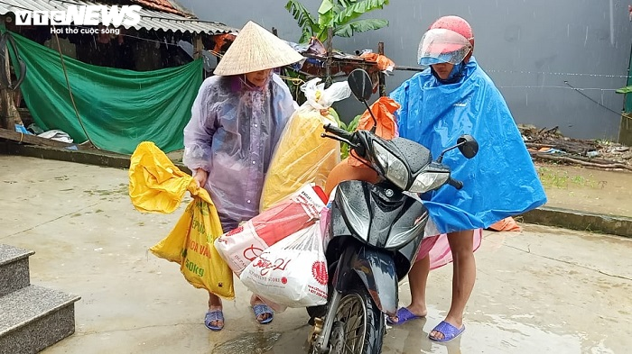 Ảnh: Người Hà Tĩnh tất bật dắt trâu bò chạy lũ - 2
