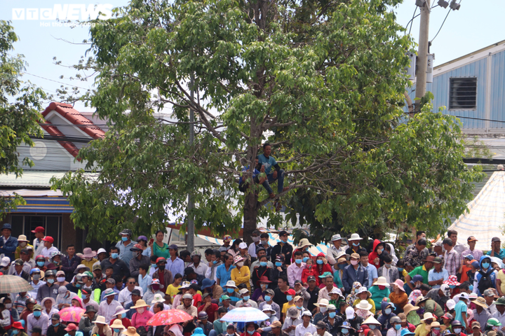 Ảnh: Hai bờ sông ở Sóc Trăng chật kín người cổ vũ đua ghe ngo - 4