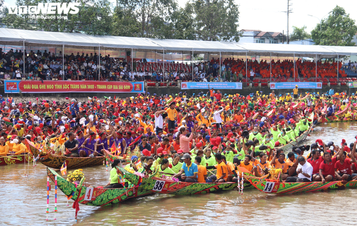 Ảnh: Hai bờ sông ở Sóc Trăng chật kín người cổ vũ đua ghe ngo - 1