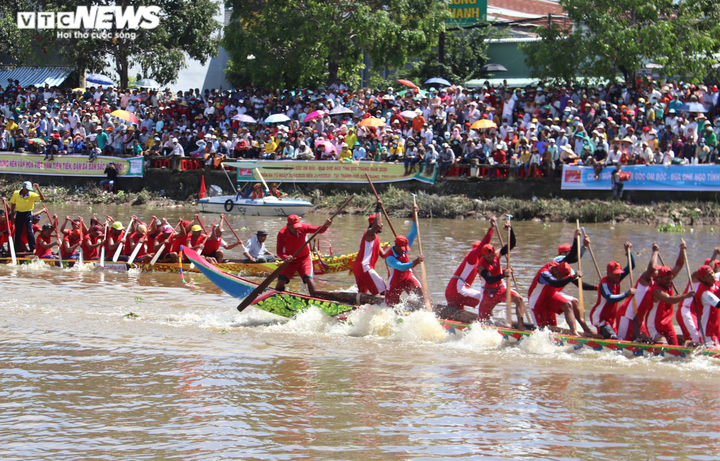 Ảnh: Hai bờ sông ở Sóc Trăng chật kín người cổ vũ đua ghe ngo - 2