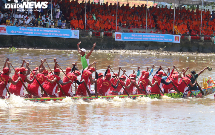 Ảnh: Hai bờ sông ở Sóc Trăng chật kín người cổ vũ đua ghe ngo - 6