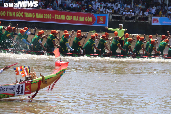 Ảnh: Hai bờ sông ở Sóc Trăng chật kín người cổ vũ đua ghe ngo - 7
