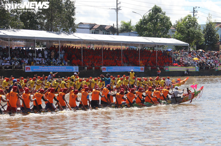 Ảnh: Hai bờ sông ở Sóc Trăng chật kín người cổ vũ đua ghe ngo - 5