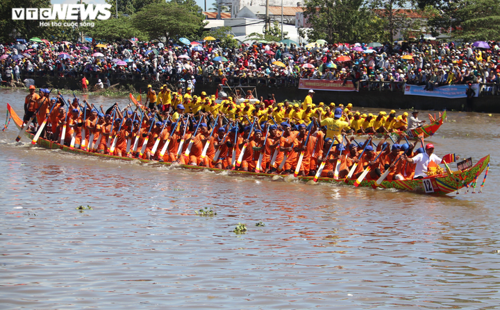 Ảnh: Hai bờ sông ở Sóc Trăng chật kín người cổ vũ đua ghe ngo - 8