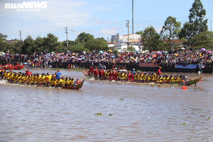 Ảnh: Hai bờ sông ở Sóc Trăng chật kín người cổ vũ đua ghe ngo - 3