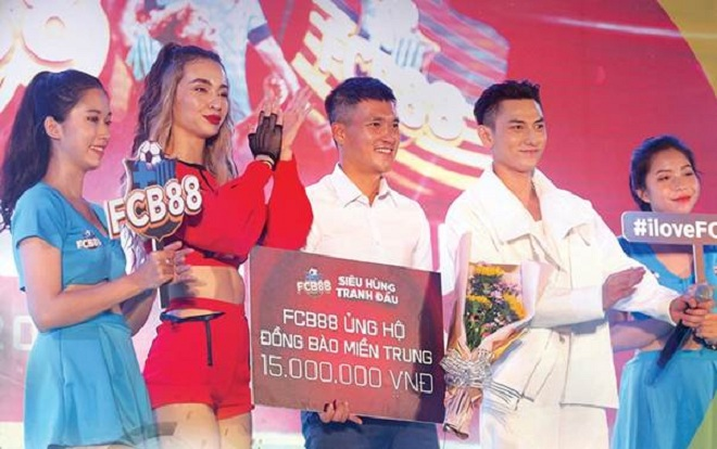 Thuỷ Tiên sát cánh cùng ông xã làm ‘fan cứng’ của FCB88 - 2
