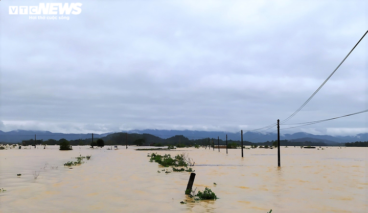 Đi làm về, tá hỏa thấy đường làng ngập sâu hơn 2m trong nước lũ - 1