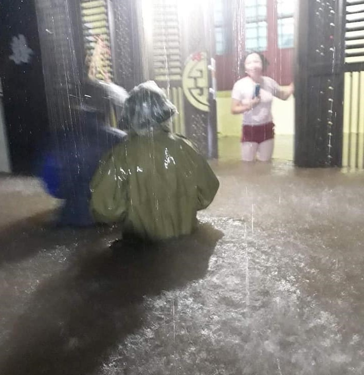 Ảnh: Lũ tràn về trong đêm, người dân Nghệ An lên mạng xã hội kêu cứu - 7