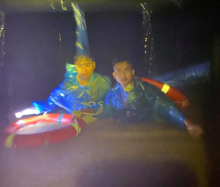 Ảnh: Lũ tràn về trong đêm, người dân Nghệ An lên mạng xã hội kêu cứu - 8