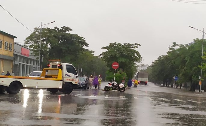 Sau một đêm mưa lớn, nhiều tuyến đường ở TP Vinh biến thành sông - 4