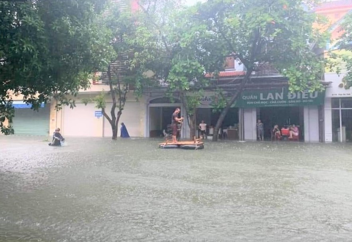 Sau một đêm mưa lớn, nhiều tuyến đường ở TP Vinh biến thành sông - 1