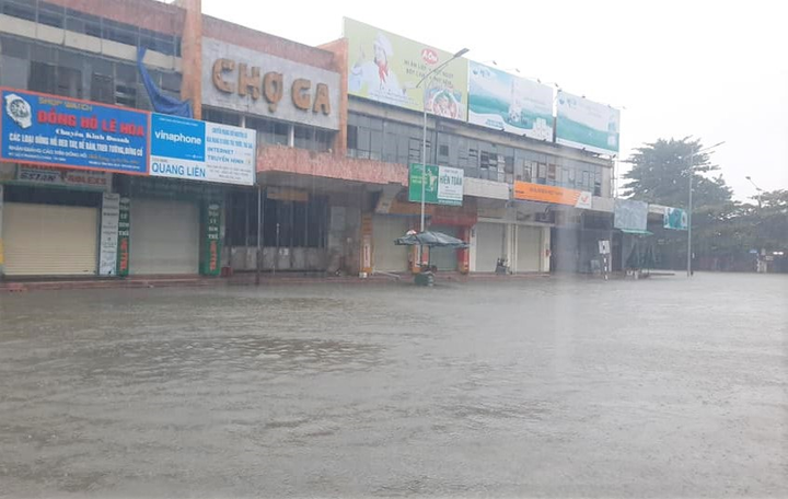 Sau một đêm mưa lớn, nhiều tuyến đường ở TP Vinh biến thành sông - 2