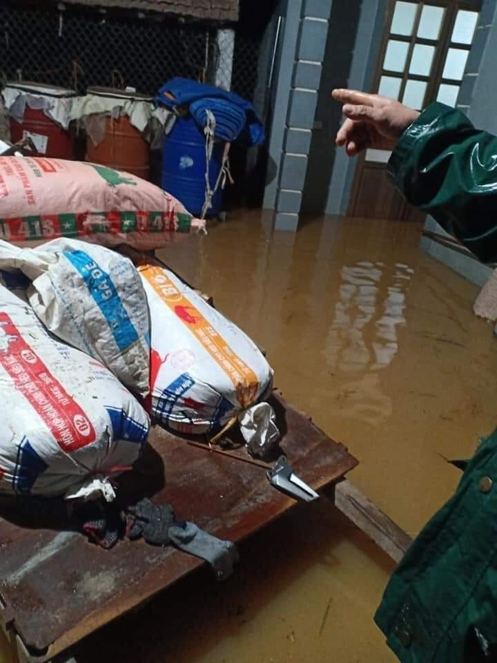 Ảnh: Lũ tràn về trong đêm, người dân Nghệ An lên mạng xã hội kêu cứu - 3