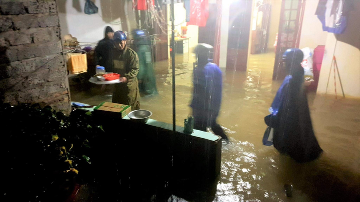 Ảnh: Lũ tràn về trong đêm, người dân Nghệ An lên mạng xã hội kêu cứu - 6