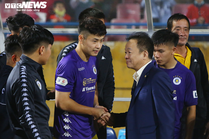 Quang Hải thẫn thờ rời sân, không cùng đồng đội chúc mừng sinh nhật bầu Hiển - 4