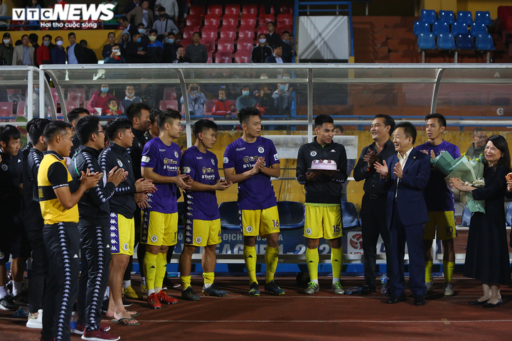 Quang Hải thẫn thờ rời sân, không cùng đồng đội chúc mừng sinh nhật bầu Hiển - 3