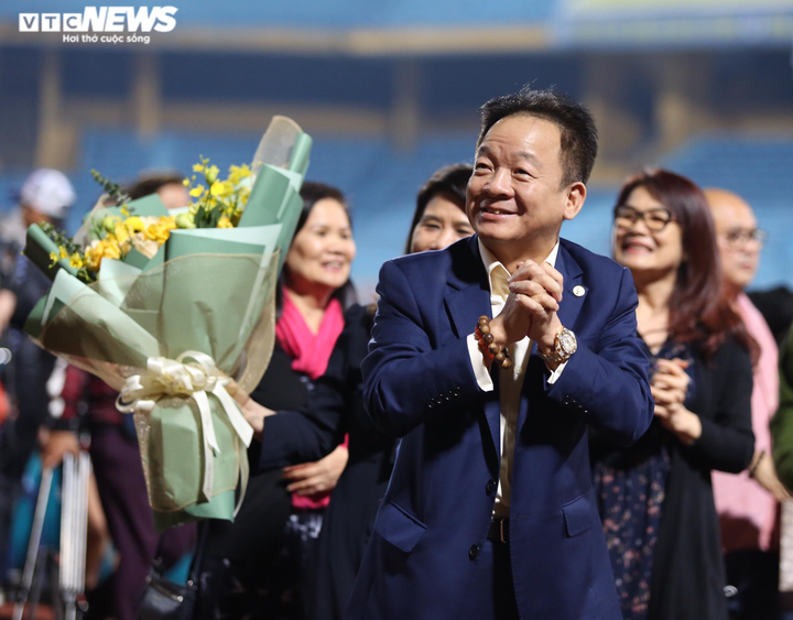 Quang Hải thẫn thờ rời sân, không cùng đồng đội chúc mừng sinh nhật bầu Hiển - 5