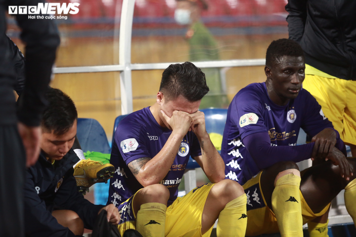 Quang Hải thẫn thờ rời sân, không cùng đồng đội chúc mừng sinh nhật bầu Hiển - 1