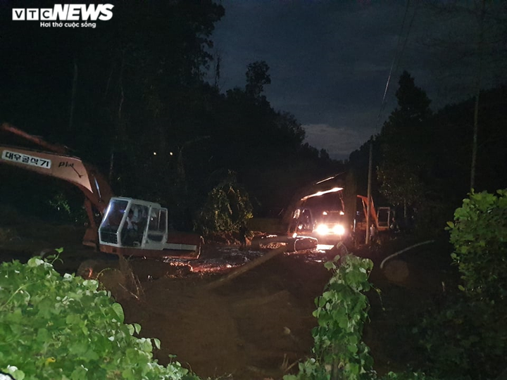 Thứ trưởng Bộ GTVT xuyên đêm chỉ huy thông tuyến vào khu sạt lở ở Trà Leng - 2