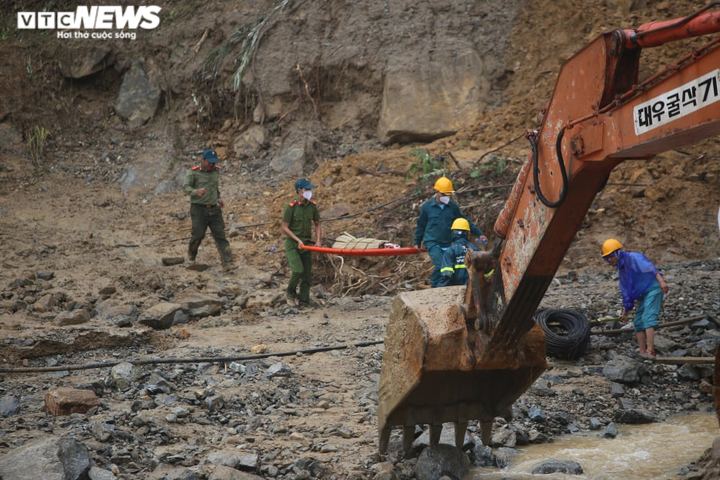 Xót xa cảnh nam sinh lớp 11 ngóng chờ 7 người thân mất tích ở Trà Leng - 3