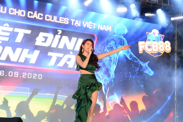 Thuỷ Tiên sát cánh cùng ông xã làm ‘fan cứng’ của FCB88 - 1