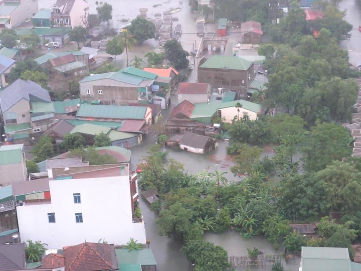 Sau một đêm mưa lớn, nhiều tuyến đường ở TP Vinh biến thành sông - 7