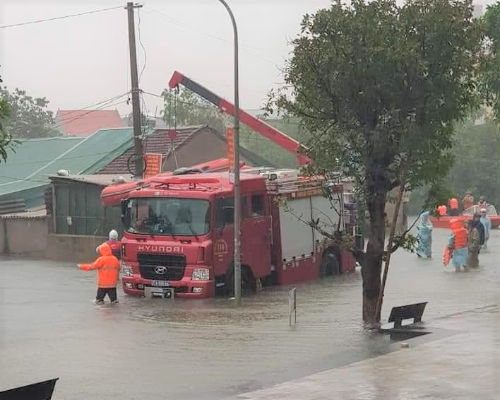 Sau một đêm mưa lớn, nhiều tuyến đường ở TP Vinh biến thành sông - 5