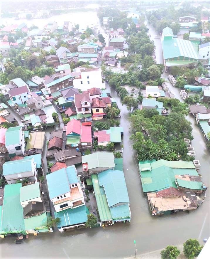 Sau một đêm mưa lớn, nhiều tuyến đường ở TP Vinh biến thành sông - 6
